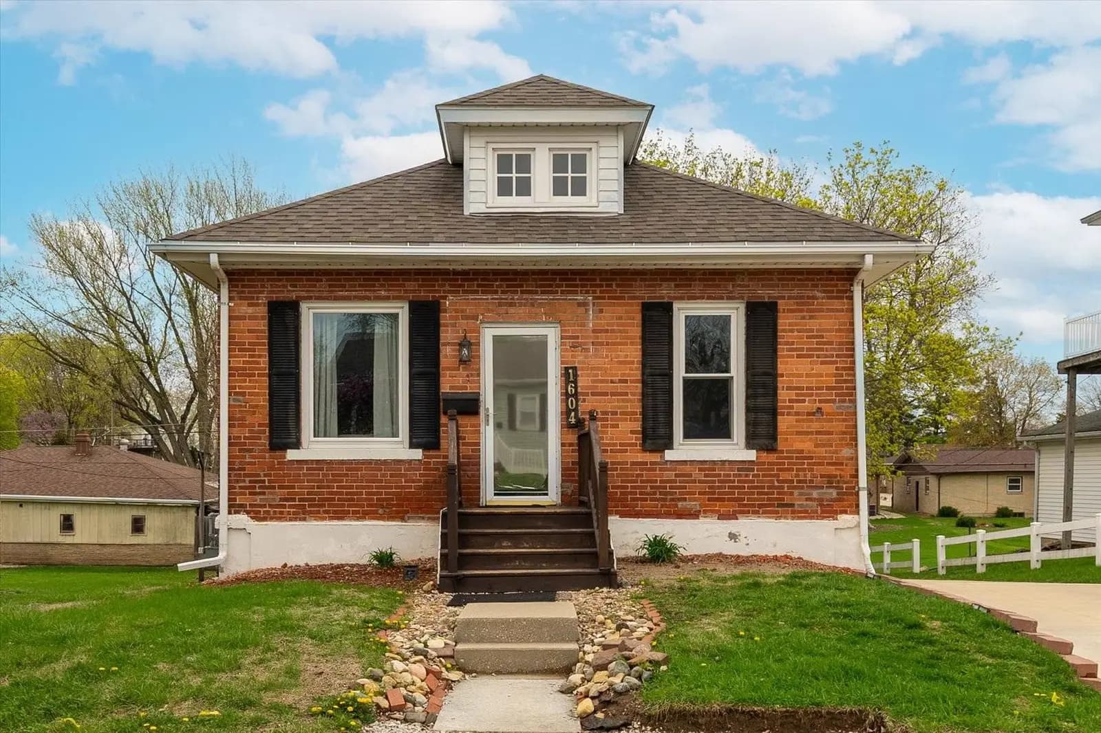 Heritage Hideaway — renovated 1912 brick farmhouse, La Salle, Illinois